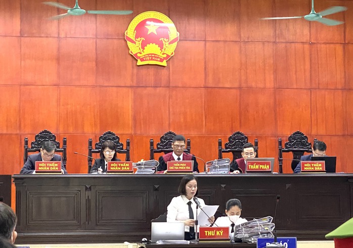Cựu chủ tịch TP Hạ Long Phạm Hồng Hà gầy sọp ra hầu tòa - Ảnh 4.