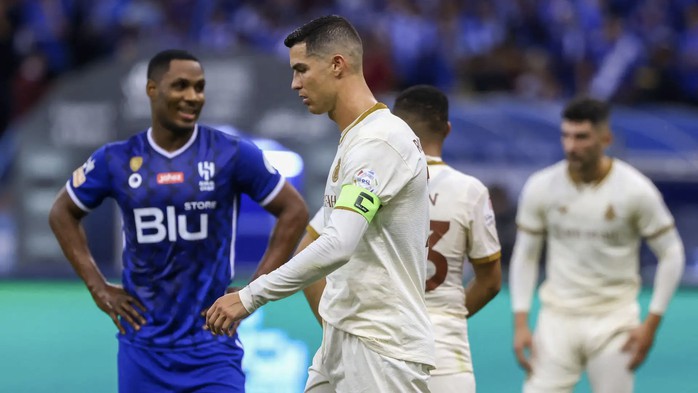 Ronaldo có cử chỉ nhạy cảm khi bị người hâm mộ chế giễu - Ảnh 1.