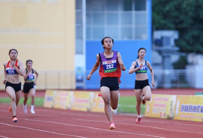 Nhi Yến giành HCV 100m nữ Cúp điền kinh Tốc độ - Ảnh 1.