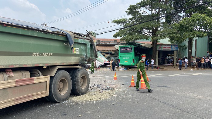 Vụ xe giường nằm lao vào nhà dân: Tạm giữ tài xế xe tải - Ảnh 2.