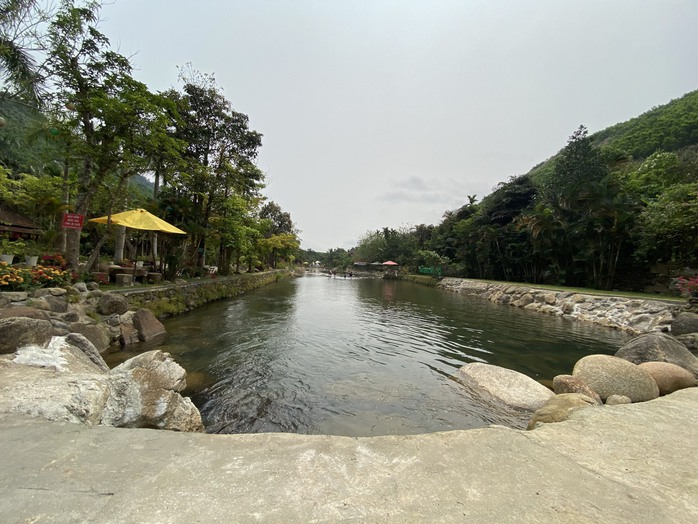 Đà Nẵng: Khu du lịch sinh thái xây kè lấn sông bị phạt 40 triệu đồng - Ảnh 1.