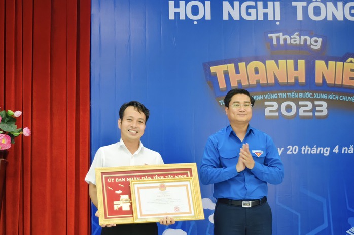 Chủ tịch UBND tỉnh Tây Ninh tặng bằng khen cho Báo Người Lao Động - Ảnh 2.