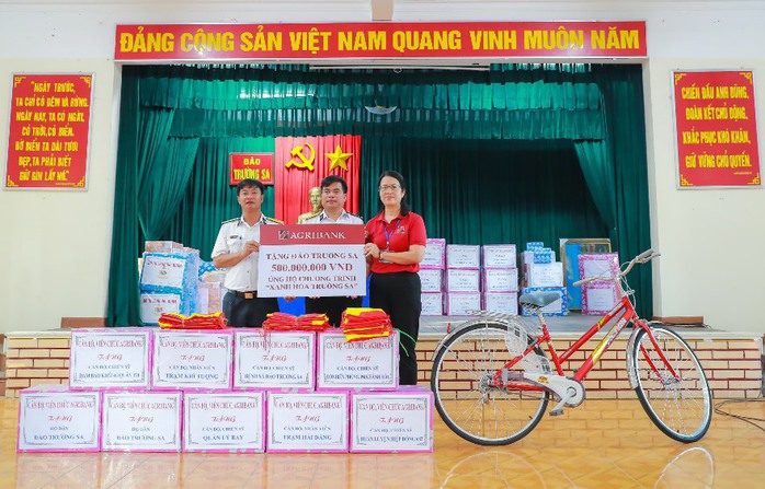 Agribank ủng hộ 1,5 tỉ đồng chương trình Xanh hóa Trường Sa - Ảnh 1. Agribank ủng hộ 1,5 tỉ đồng chương trình Xanh hóa Trường Sa - Ảnh 1.