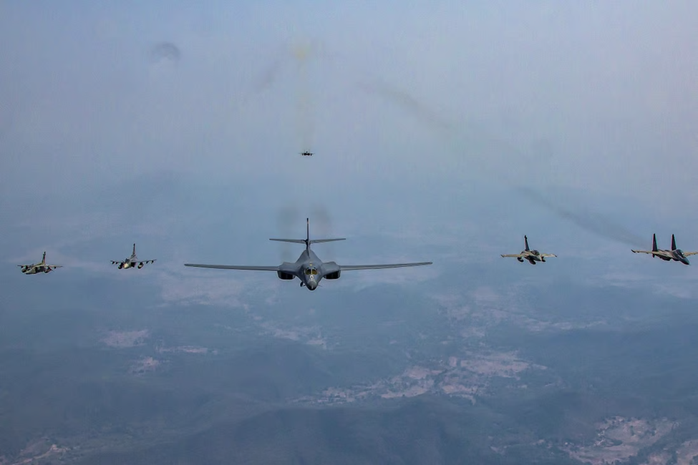 Máy bay ném bom Mỹ xuất hiện tại khu vực “nhạy cảm” Ấn Độ - Trung Quốc - Ảnh 1.