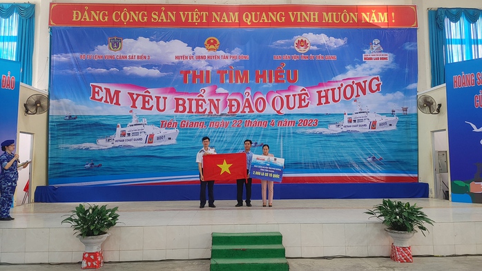 Thêm 4.000 lá cờ Tổ quốc đến với ngư dân tỉnh Tiền Giang - Ảnh 8.