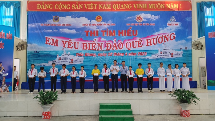 Thêm 4.000 lá cờ Tổ quốc đến với ngư dân tỉnh Tiền Giang - Ảnh 9.