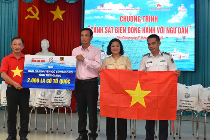 Trao 4.000 lá cờ Tổ quốc cho ngư dân Tiền Giang - Ảnh 1.