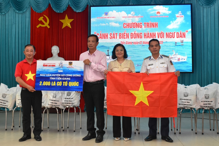 Thêm 4.000 lá cờ Tổ quốc đến với ngư dân tỉnh Tiền Giang - Ảnh 1.