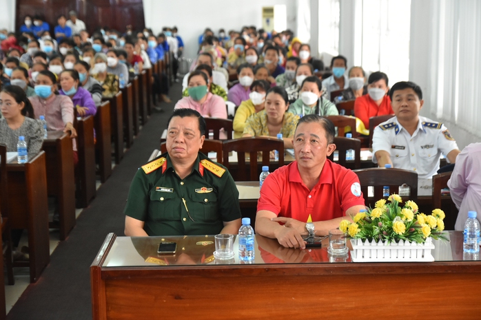 Thêm 4.000 lá cờ Tổ quốc đến với ngư dân tỉnh Tiền Giang - Ảnh 2.