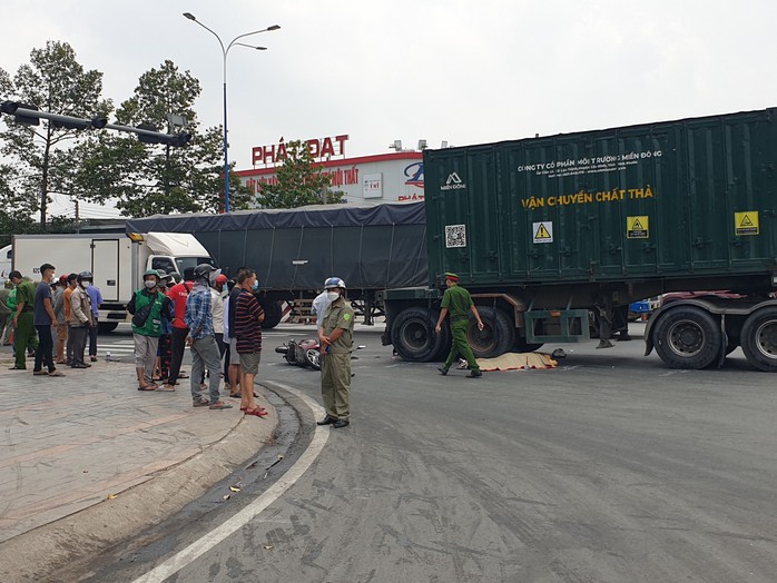 Trên đường đi phỏng vấn xin việc, 2 thanh niên gặp tai nạn thảm khốc - Ảnh 2.