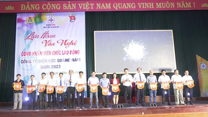 Liên hoan văn nghệ công nhân viên chức lao động Công ty Điện lực Quảng Nam - Ảnh 2. Liên hoan văn nghệ công nhân viên chức lao động Công ty Điện lực Quảng Nam - Ảnh 2.