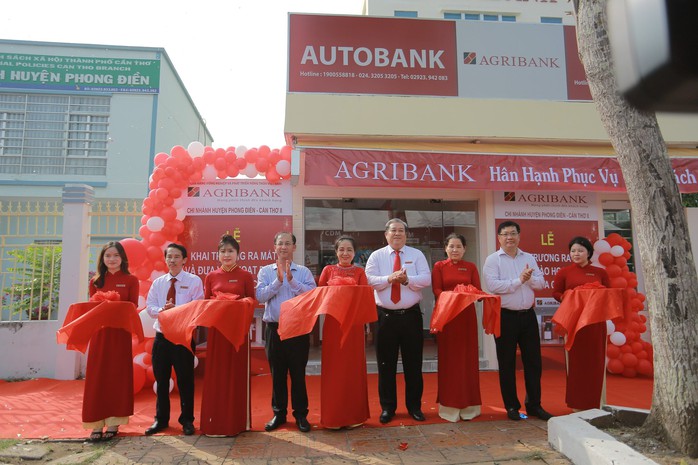 Agribank Phong Điền đưa vào hoạt động máy ATM đa chức năng - Ảnh 2.