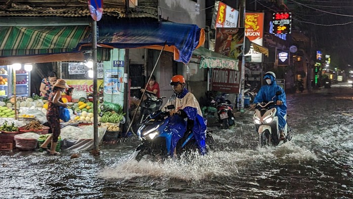 Trời không quá nắng nhưng TP HCM vẫn nóng hầm hập, khi nào có mưa vàng?  - Ảnh 1.