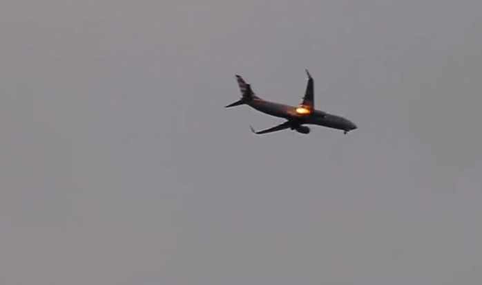 Video: Boeing 737 của Mỹ hạ cánh khẩn vì cháy động cơ - Ảnh 1.