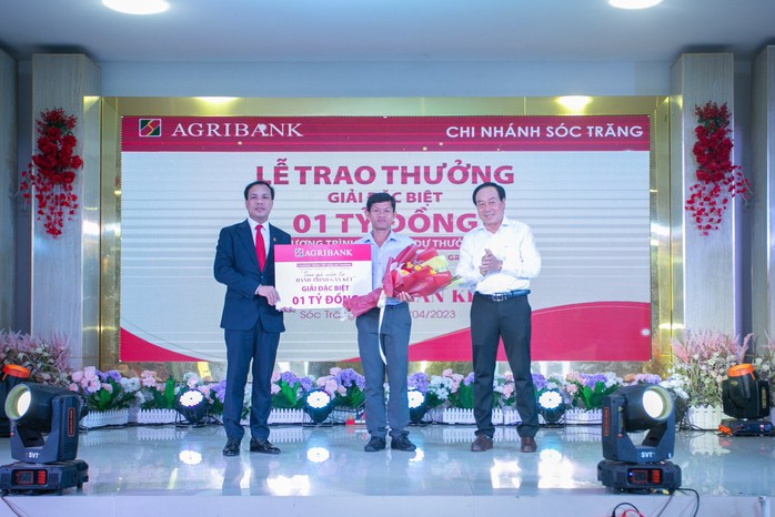 Agribank trao thưởng giải đặc biệt 1 tỉ đồng cho khách hàng tại Sóc Trăng - Ảnh 1.