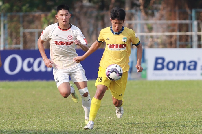 U19 VĐQG 2023: Tiền đạo của Viettel tát vào mặt cầu thủ HAGL, buộc phải rời sân - Ảnh 1.