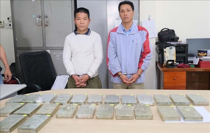 Giấu 23 bánh heroin trong hang đá, khe núi - Ảnh 1.