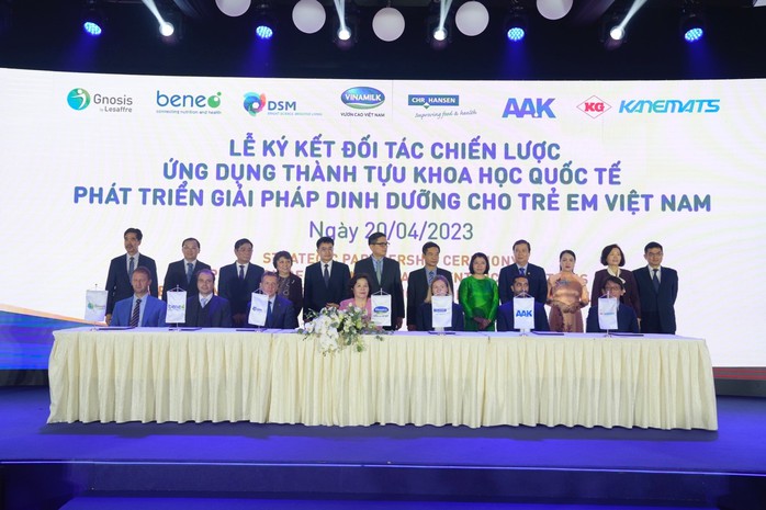 Vinamilk hợp tác 6 tập đoàn dinh dưỡng hàng đầu thế giới, ứng dụng tiến bộ khoa học quốc tế nâng chuẩn sữa bột trẻ em - Ảnh 1.