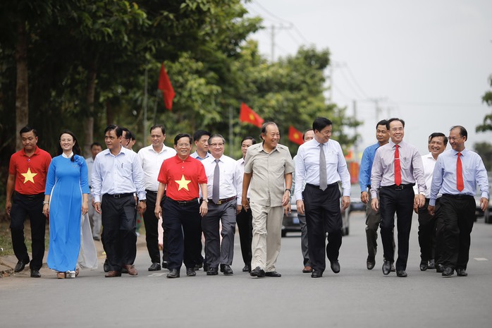 Khánh thành Đường cờ Tổ quốc, tặng học bổng và quà cho học sinh, người nghèo tại Cần Thơ - Ảnh 6.