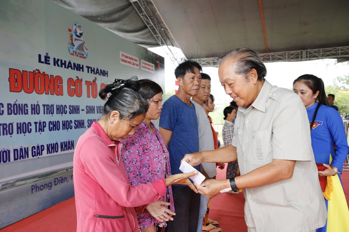 Khánh thành Đường cờ Tổ quốc, tặng học bổng và quà cho học sinh, người nghèo tại Cần Thơ - Ảnh 7.