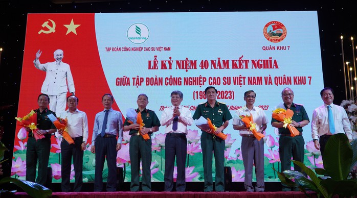 Thắm tình Quân khu 7 - Tập đoàn Công nghiệp Cao su Việt Nam  - Ảnh 2.