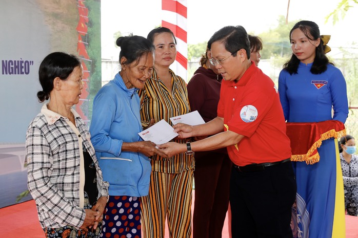 Khánh thành Đường cờ Tổ quốc, tặng học bổng và quà cho học sinh, người nghèo tại Cần Thơ - Ảnh 10.