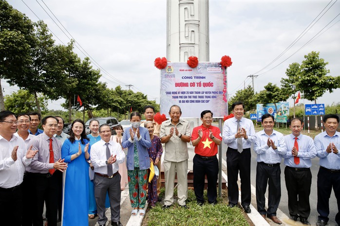 Khánh thành Đường cờ Tổ quốc, tặng học bổng và quà cho học sinh, người nghèo tại Cần Thơ - Ảnh 4.