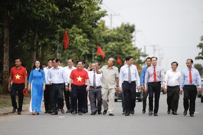 Khánh thành Đường cờ Tổ quốc, tặng học bổng và quà cho học sinh, người nghèo tại Cần Thơ - Ảnh 1.