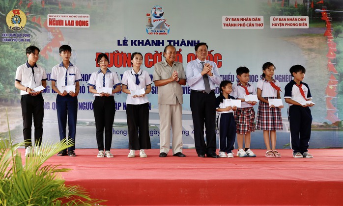 Khánh thành Đường cờ Tổ quốc, tặng học bổng và quà cho học sinh, người nghèo tại Cần Thơ - Ảnh 14.