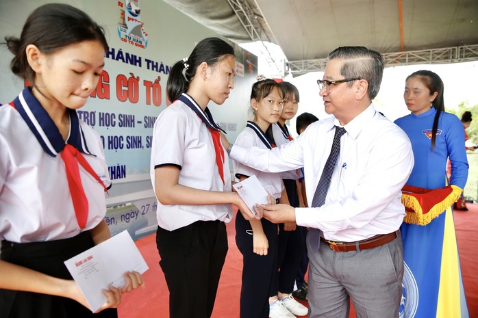 Khánh thành Đường cờ Tổ quốc, tặng học bổng và quà cho học sinh, người nghèo tại Cần Thơ - Ảnh 9.