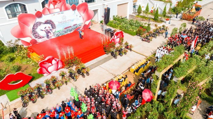 Lễ 30-4: Lên Sa Pa ngắm hàng triệu đoá hồng và khám phá văn hóa vùng cao - Ảnh 1.