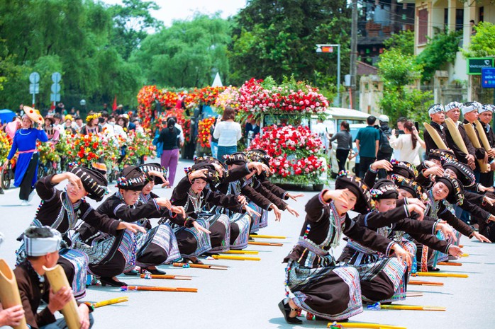 Lễ 30-4: Lên Sa Pa ngắm hàng triệu đoá hồng và khám phá văn hóa vùng cao - Ảnh 8.