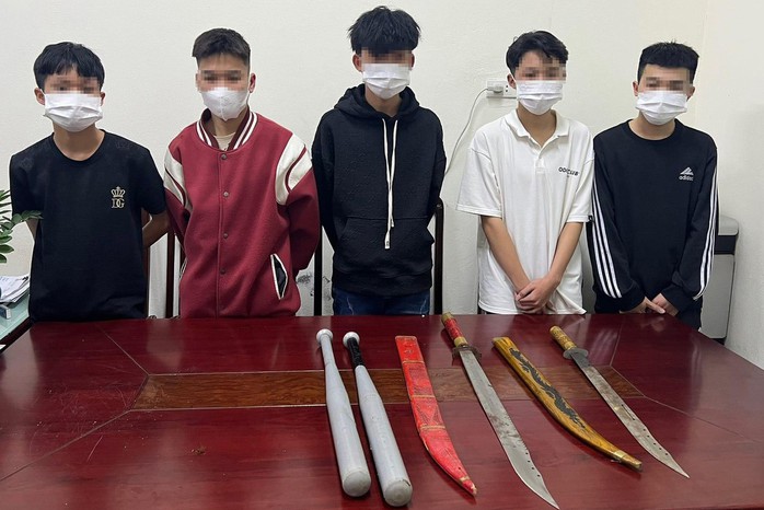 Hàng chục thanh, thiếu niên trong nhóm AE Nhà Báo Yên Thủy bị bắt - Ảnh 1.