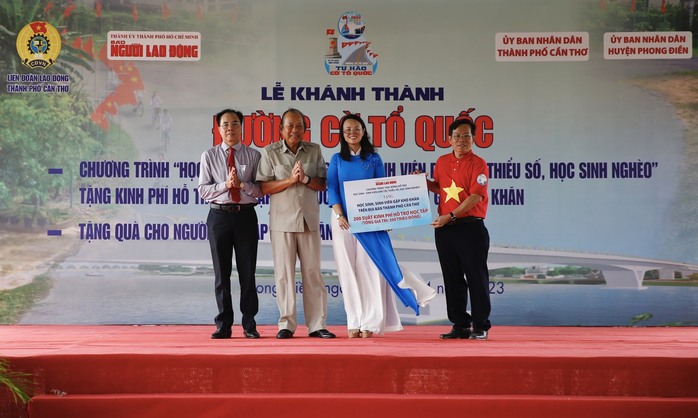 Khánh thành Đường cờ Tổ quốc, tặng học bổng và quà cho học sinh, người nghèo tại Cần Thơ - Ảnh 12.