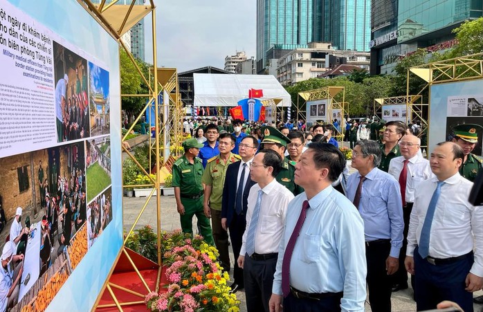 Ông Nguyễn Trọng Nghĩa dự triển lãm ảnh tự hào một dải biên cương - Ảnh 2.