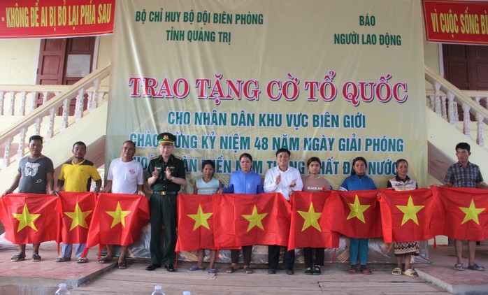 Trao 10.000 lá cờ Tổ quốc cho người dân vùng biên tỉnh Quảng Trị - Ảnh 4. Trao 10.000 lá cờ Tổ quốc tỷ lệ cá cược kèo nhà cái người dân vùng biên tỉnh Quảng Trị - Ảnh 4.