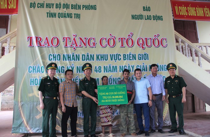 Trao 10.000 lá cờ Tổ quốc cho người dân vùng biên tỉnh Quảng Trị - Ảnh 7. Trao 10.000 lá cờ Tổ quốc tỷ lệ cá cược kèo nhà cái người dân vùng biên tỉnh Quảng Trị - Ảnh 7.