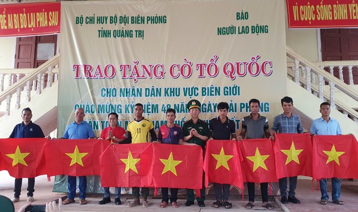 Trao 10.000 lá cờ Tổ quốc cho người dân vùng biên tỉnh Quảng Trị - Ảnh 1. Trao 10.000 lá cờ Tổ quốc tỷ lệ cá cược kèo nhà cái người dân vùng biên tỉnh Quảng Trị - Ảnh 1.