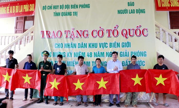 Trao 10.000 lá cờ Tổ quốc cho người dân vùng biên tỉnh Quảng Trị - Ảnh 5. Trao 10.000 lá cờ Tổ quốc tỷ lệ cá cược kèo nhà cái người dân vùng biên tỉnh Quảng Trị - Ảnh 5.