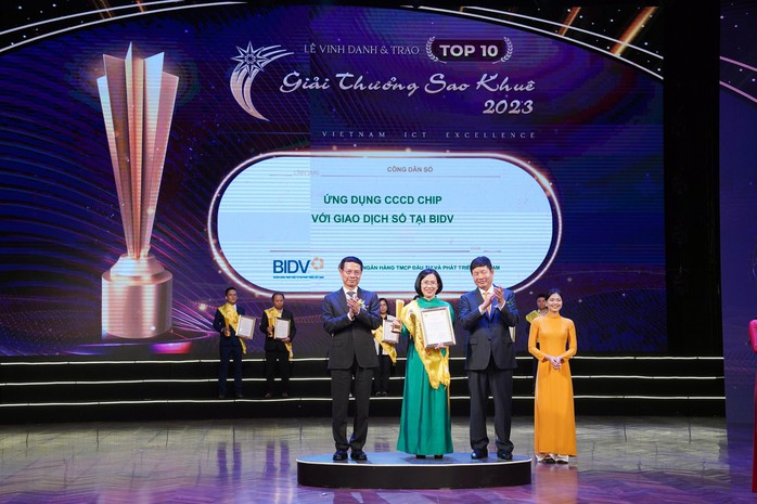 9 sản phẩm công nghệ thông tin của BIDV đạt giải Sao Khuê 2023 - Ảnh 2. 9 sản phẩm công nghệ thông tin của BIDV đạt giải Sao Khuê 2023 - Ảnh 2.