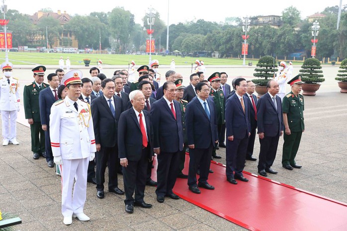 Lãnh đạo Đảng, Nhà nước vào Lăng viếng Chủ tịch Hồ Chí Minh - Ảnh 1.