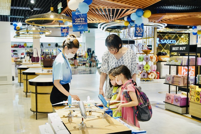 Hơn 30.000 quà tặng mua sắm, ẩm thực tại sân bay Tân Sơn Nhất - Ảnh 1.