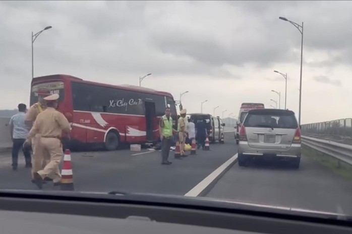 Xe khách va chạm xe quét đường trên cao tốc, 4 người bị thương - Ảnh 1.