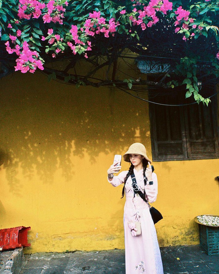Nữ diễn viên nổi tiếng Hàn Quốc diện áo dài du ngoạn Việt Nam - Ảnh 1.