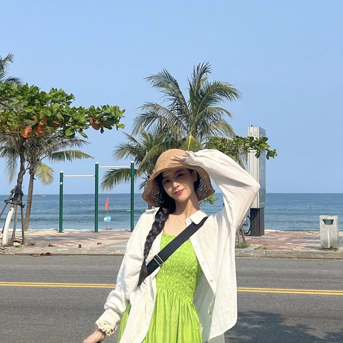 Nữ diễn viên nổi tiếng Hàn Quốc diện áo dài du ngoạn Việt Nam - Ảnh 4.