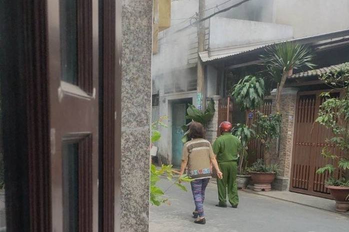 Sau tiếng nổ, căn nhà ở quận Bình Tân bùng cháy - Ảnh 1.
