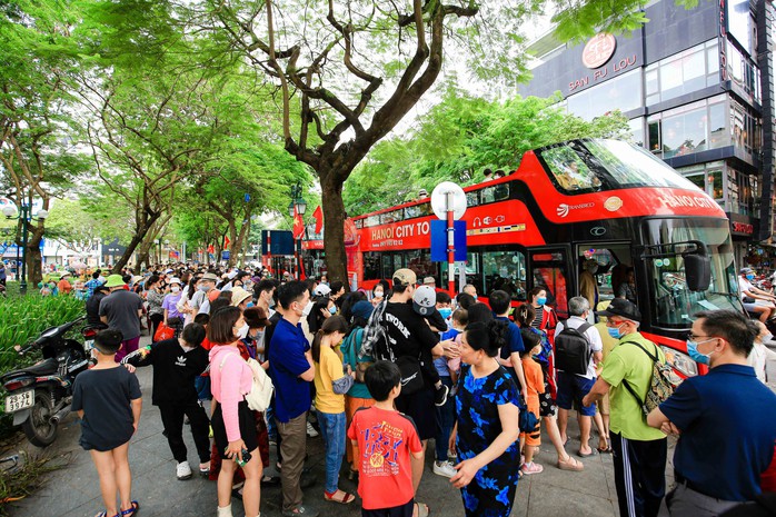 CLIP: Hàng ngàn người xếp hàng 4,5 tiếng để đi xe buýt 2 tầng ngắm Hà Nội - Ảnh 3.