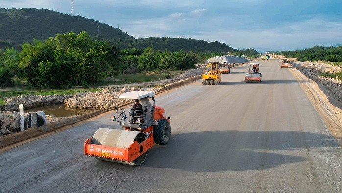 Thi công xuyên lễ trên đại công trường Cao tốc Bắc - Nam - Ảnh 1.