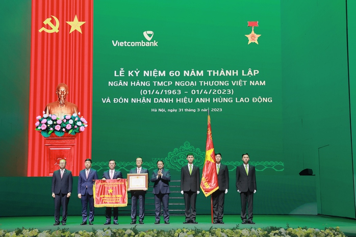 Vietcombank xứng danh đơn vị anh hùng - Ảnh 1. Vietcombank xứng danh đơn vị anh hùng - Ảnh 1.