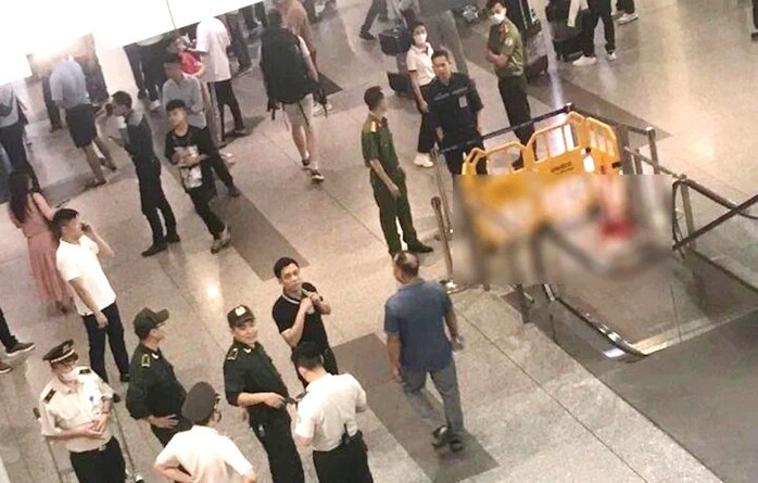 Người đàn ông nước ngoài bất ngờ rơi từ tầng 3 sảnh sân bay Nội Bài - Ảnh 1.